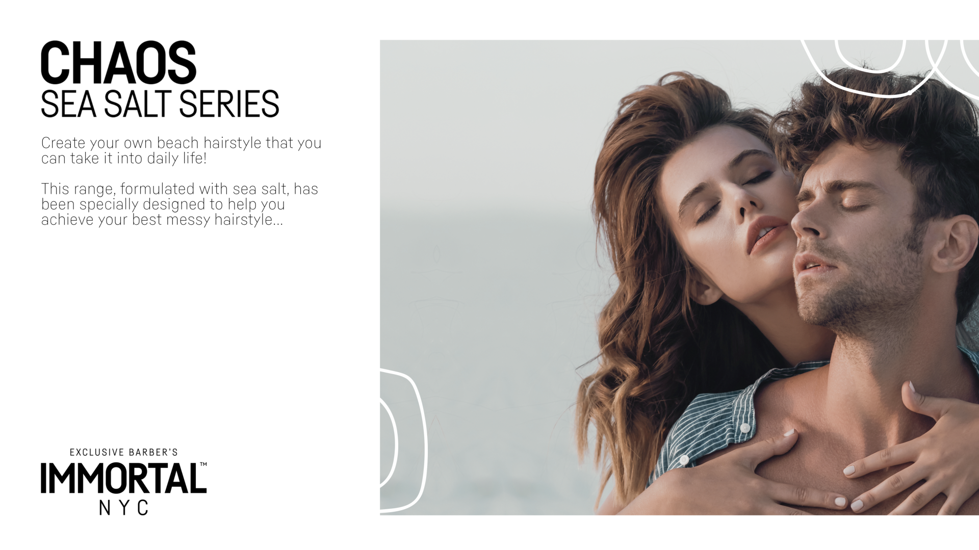 Casal jovem abraçado ao ar livre junto ao mar com texto promocional à esquerda