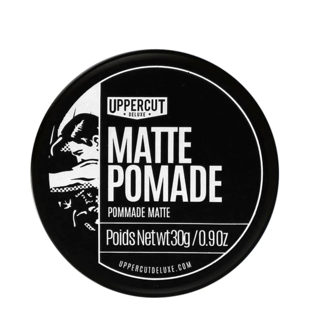Embalagem redonda preta de pomada Matte Pomade da Uppercut Deluxe com texto branco e ilustração de rosto masculino
