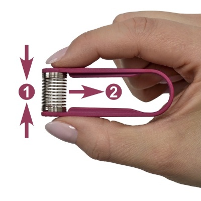 Dispositivo portátil rosa com rolo metálico em mão