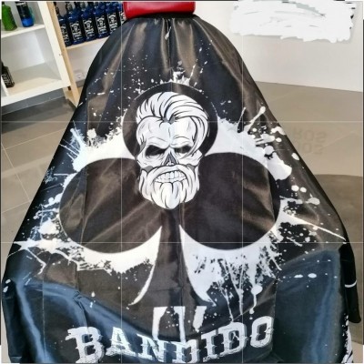 Capa de barbeiro preta com desenho de crânio e trevo e texto BANDOIDO