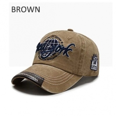 Boné castanho com bordados em azul e branco