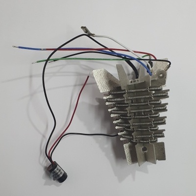 Resistor de aquecimento com fios coloridos e lâminas metálicas