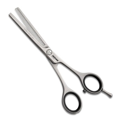 Tesoura de desbaste em metal com punhos pretos e texto gravado nas lâminas