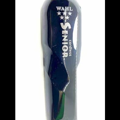Tampa lateral preta de aparelho de corte de cabelo WAHL SENIOR com texto branco