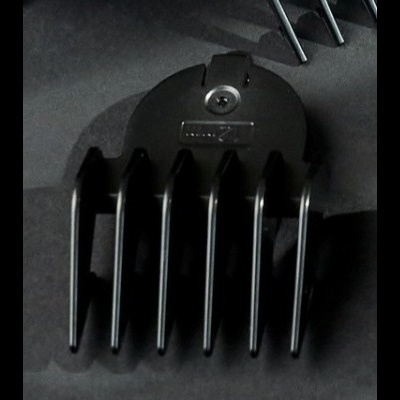 Acessório preto para aparador de cabelo com oito dentes.