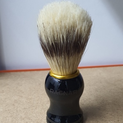 Pincel de barbear com cerdas claras e escuras e cabo preto brilhante