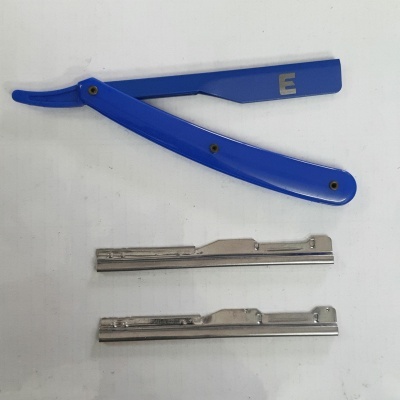 Navalha de barbear azul com lâminas metálicas em fundo branco