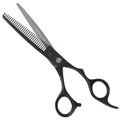 Tesoura de desbaste preta com lâminas metalizadas em fundo branco