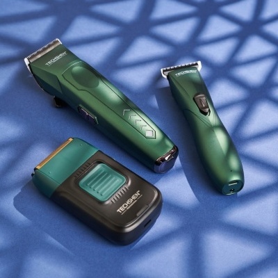 Máquinas de barbear elétricas verdes e pretas da marca TECHSHEN sobre fundo azul com sombras.