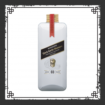 Frasco branco de champô Bandido Black Garlic Shampoo com selo vermelho e imagem de caveira