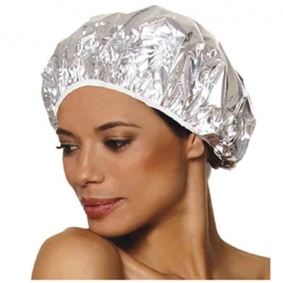 Touca de banho prateada com elástico branco usada por mulher