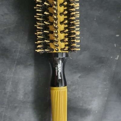 Escova de cabelo redonda preta e amarela com cabo texturizado e ponta metálica