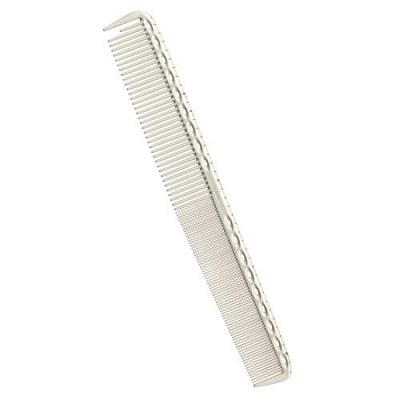 Pente branco de plástico com dentes finos e largos em fundo branco