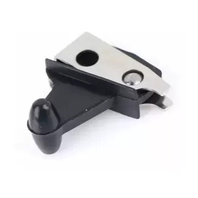 Peça metálica e plástica preta angular com parafuso