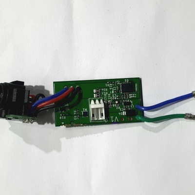 Placa electrónica verde com fios coloridos e etiquetas V1
