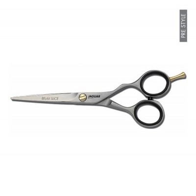 Tesoura de cabelo preta e metal com inscrições e etiqueta cinzenta num fundo branco