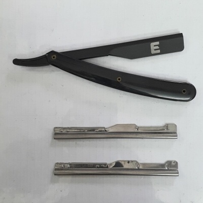 Navalha de barbear preta com letra E branca e duas peças metálicas prateadas