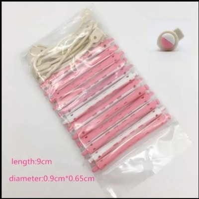 Conjunto de varas de plástico rosa com pinos brancos em saco plástico transparente