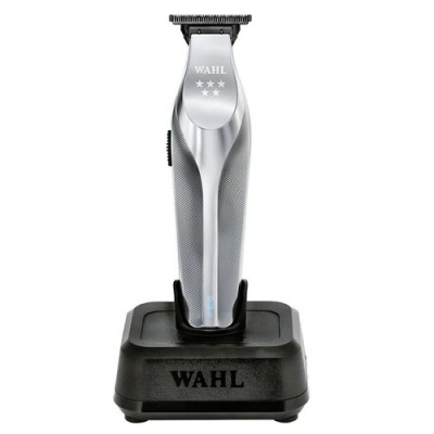 Máquina de cortar cabelo WAHL cinza e preto numa base de carregamento