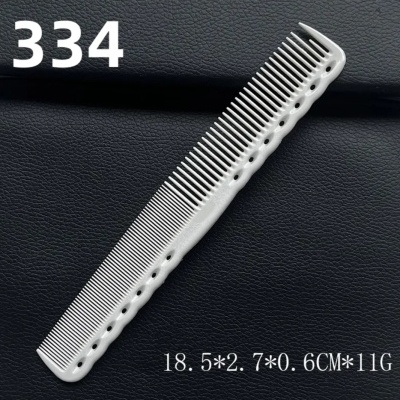 Pente branco com buracos decorativos sobre fundo preto com textura