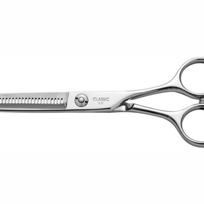 Tesoura profissional de metal prateado com dentes serrilhados