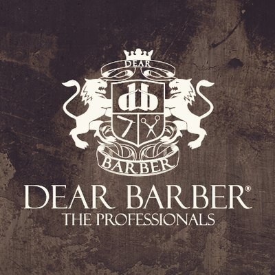 Logótipo branco DEAR BARBER THE PROFESSIONALS com brasão e leões em fundo castanho escuro