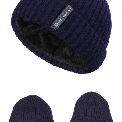 Gorro de malha azul escuro com etiqueta 'Black human' e interior felpudo