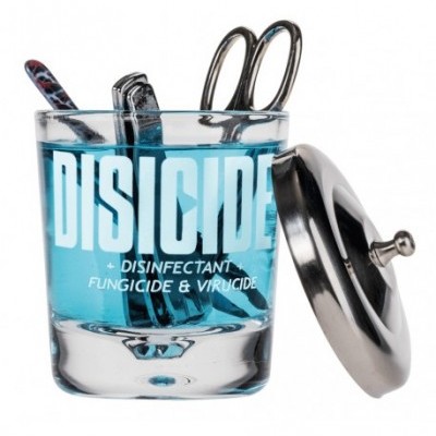 Vidro com líquido azul e utensílios metálicos com tampa ao lado