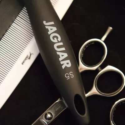 Tesoura de cabeleireiro preta JAGUAR S5 com pente branco JAGUAR