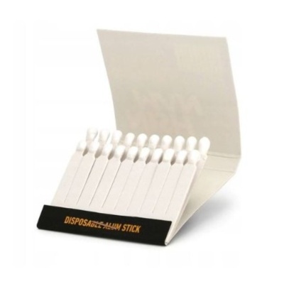 Caixa aberta de cotonetes descartáveis brancos com rótulo preto e texto amarelo.