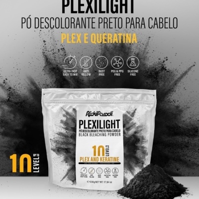 Embalagem branca com texto de pó descolorante preto para cabelo Rickiparodi Plexilight com pó preto ao lado, fundo escuro com partículas.