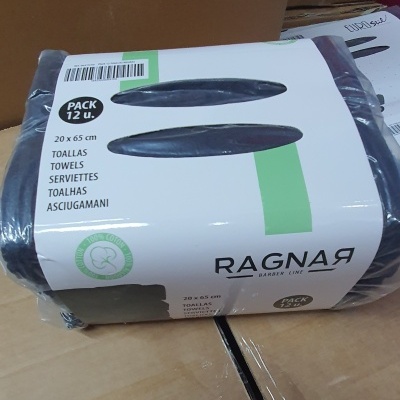 Pacote de 12 toalhas pretas RAGNAR com embalagem branca e verde sobre caixas de cartão