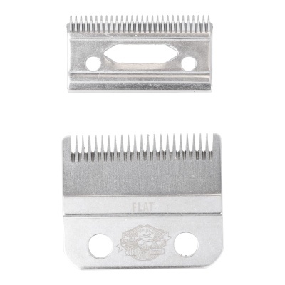 Duas lâminas metálicas para máquina de cortar cabelo prateadas com gravações e orifícios