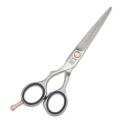 Tesoura profissional de cabeleireiro prateada com cabos pretos e texto visível nas lâminas.