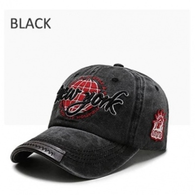 Boné preto com bordados vermelhos e brancos