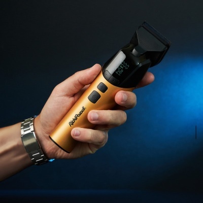 Aparelho de barbear elétrico dourado RiBuyGold com ecrã digital e botões pretos