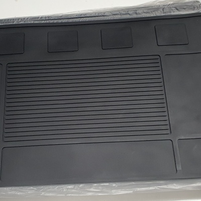 Tapete organizador preto com divisórias e textura canelada