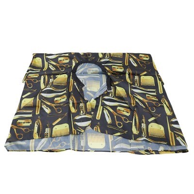 Camisa com padrão de barbeador elétrico, tesouras e pentes em fundo preto