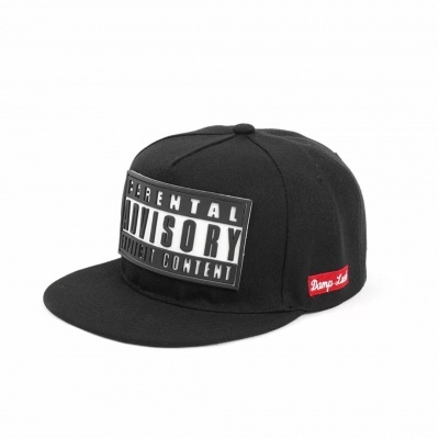 Boné preto com placa e etiqueta vermelha