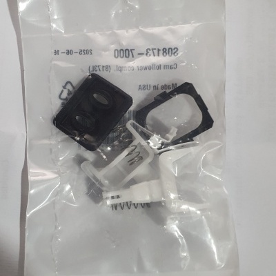 Peças plásticas e metálicas em saco plástico transparente com texto impresso azul