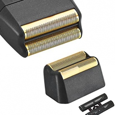 Aparelho de barbear elétrico preto com lâminas douradas e acessórios