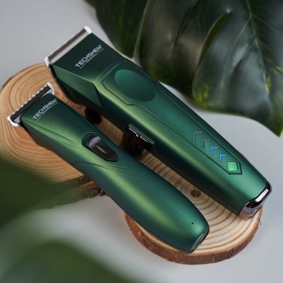 Aparelhos de barbear verdes TECHSHEN num pedestal de madeira com folhas verdes ao fundo