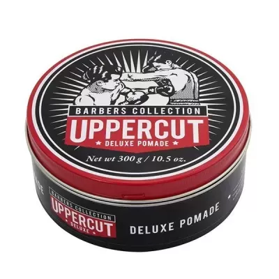 Lata de pomada para cabelo Uppercut Deluxe Pomade preta e vermelha com ilustração de luta