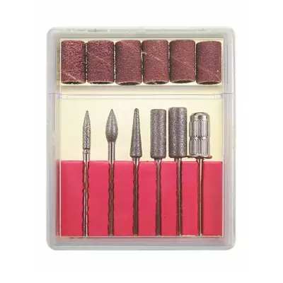 Conjunto de acessórios para manicure numa caixa plástica transparente com base vermelha.