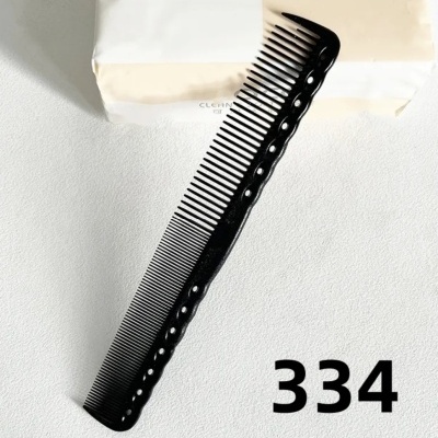 Pente preto com textura e número 334 em fundo branco