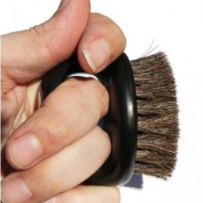 Escova de mão com cabo preto e cerdas marrons