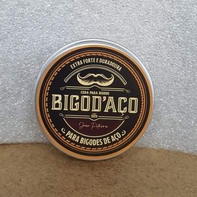 Pote redondo de cera para bigode com tampa preta e detalhes em laranja