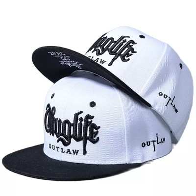 Boné branco e preto com texto bordado Outlaw Cluglife