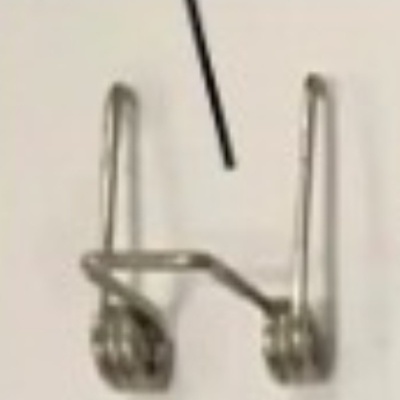 Suporte metálico cromado com dois ganchos verticais