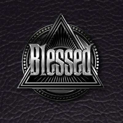 Emblema prateado com texto Blessed em fundo de textura pele preta.